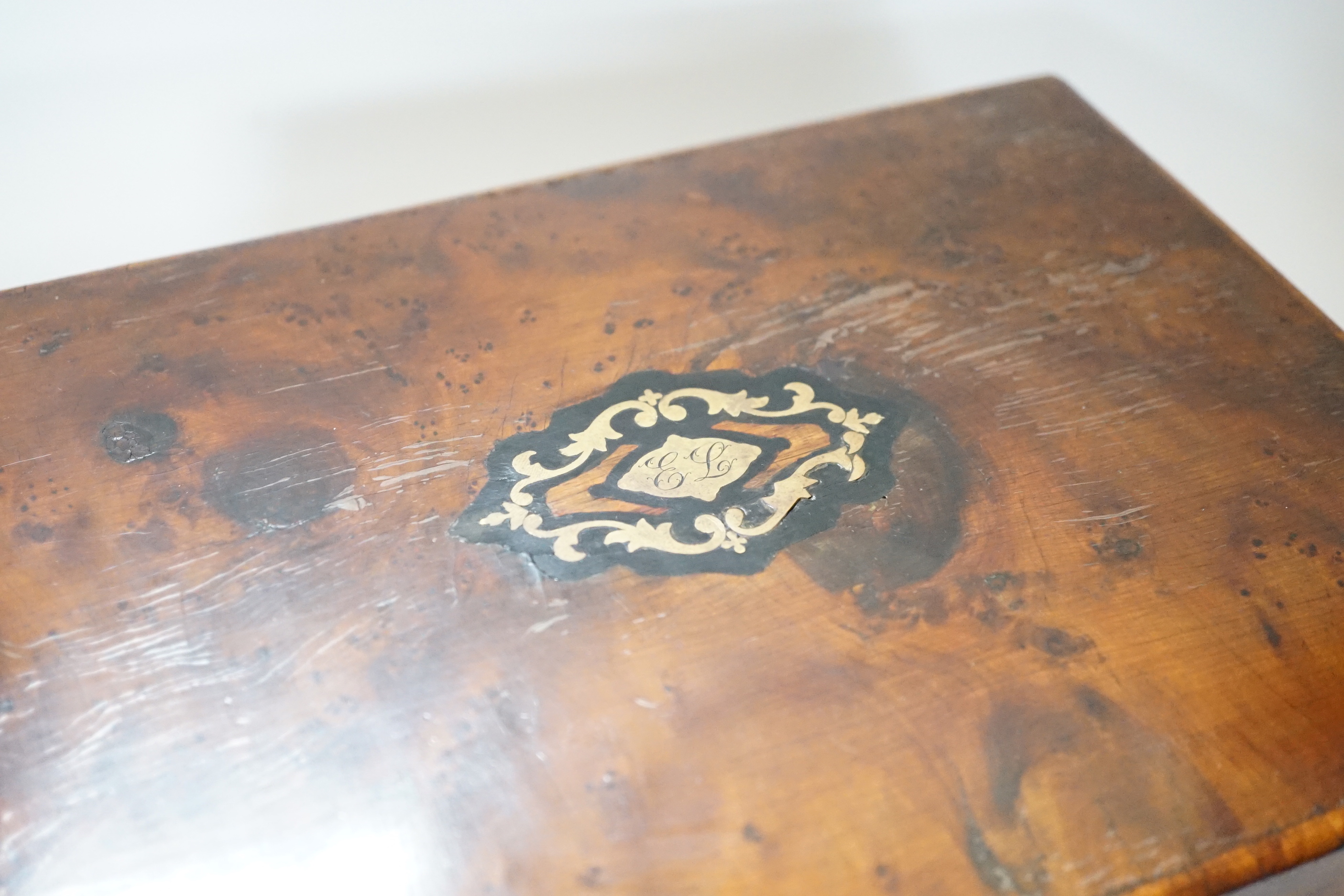 A Late 19th century burr yew and brass inlaid jewellery box, with lift out compartment and key, 28cm wide